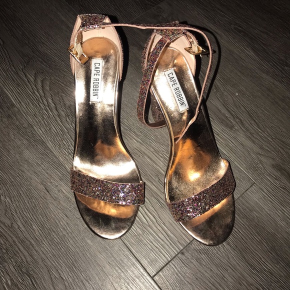 Cape Robbin Block Heel Sandals - Picture 3 of 4